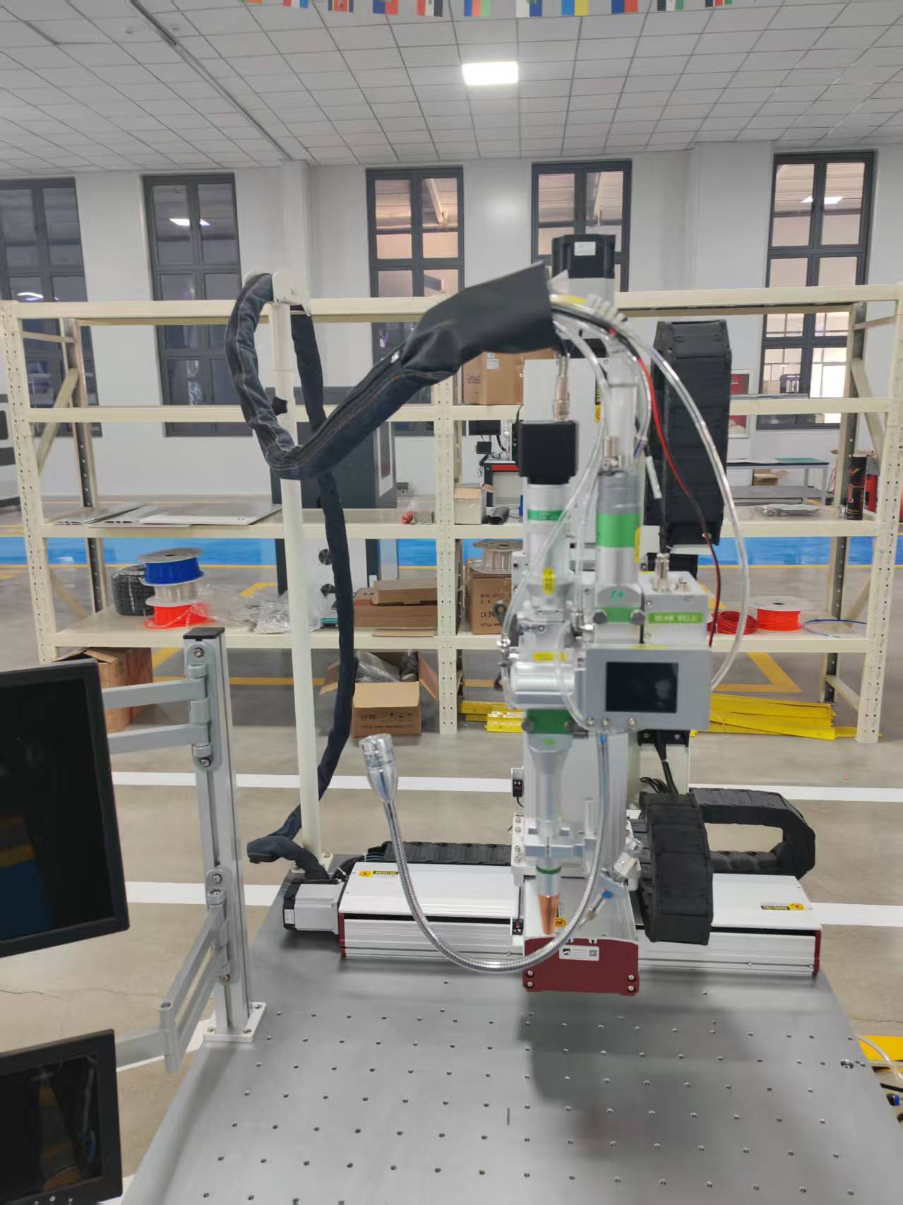 Fixed laser welding head above a positioning table