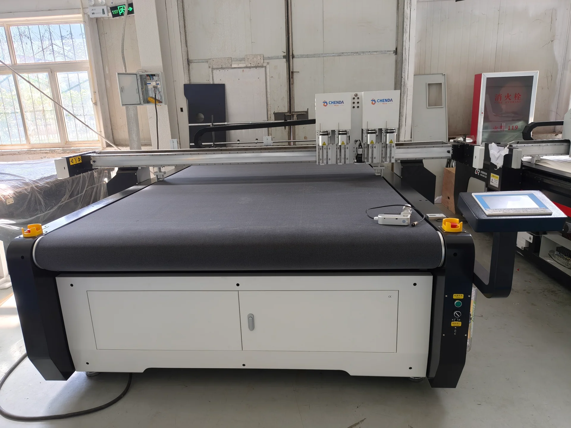 Front view of a CHENDA digital knife cutting table and conveyor bed