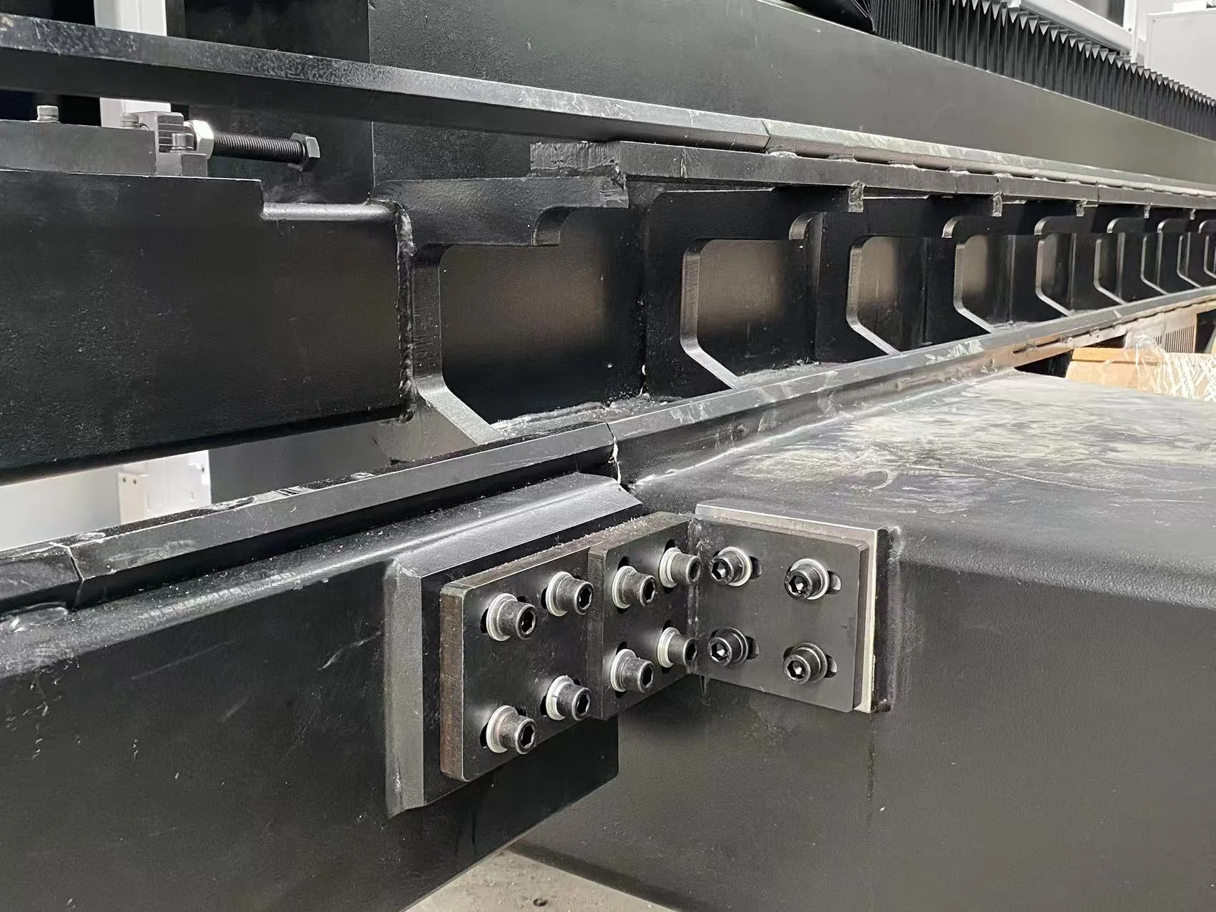 Laser machine bed ribs and a bolted structural joint