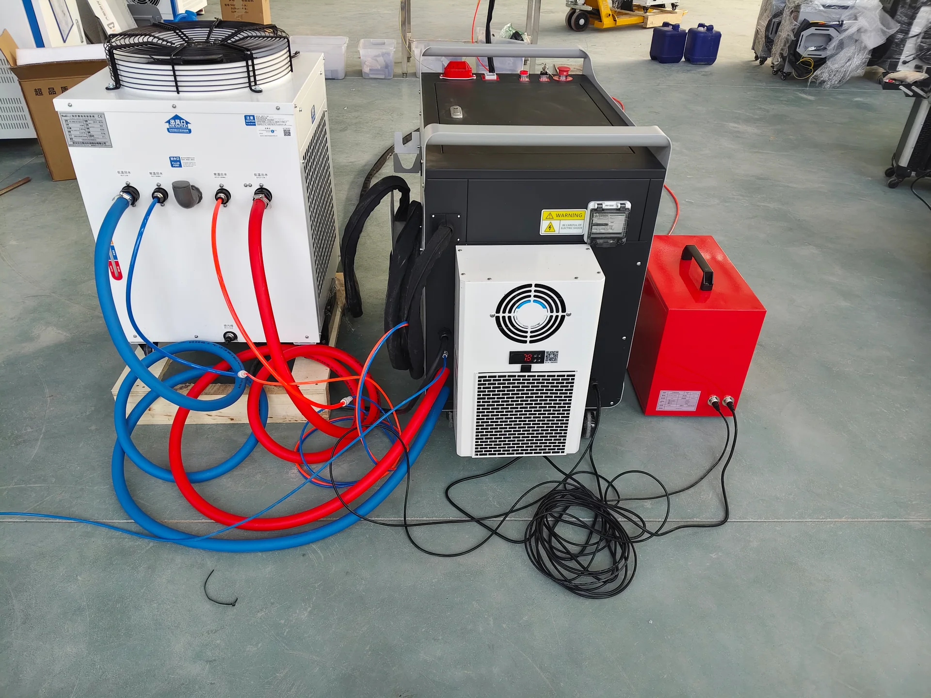 Welding equipment with connected cooling hoses and auxiliary systems