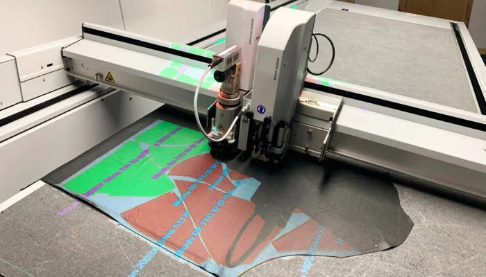 Digital cutting head above flexible material; reference