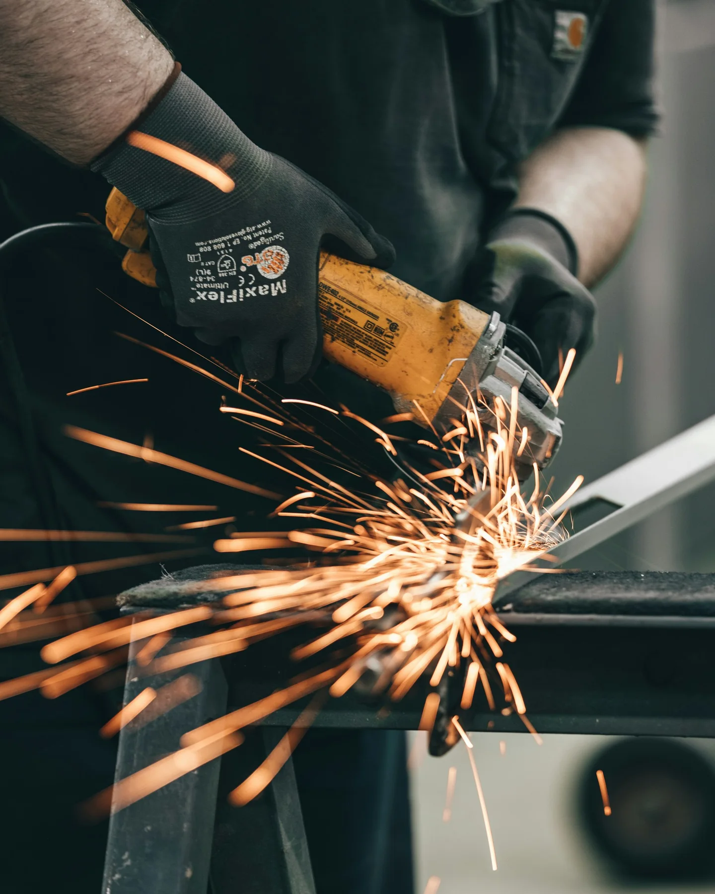 Manual metal edge grinding; finishing reference